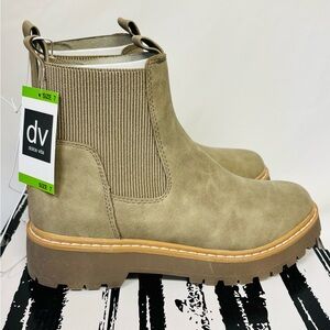 DV By Dolce Vita Women's Lobera Chelsea Slip-On Boot (Taupe) Size 7 new with tag